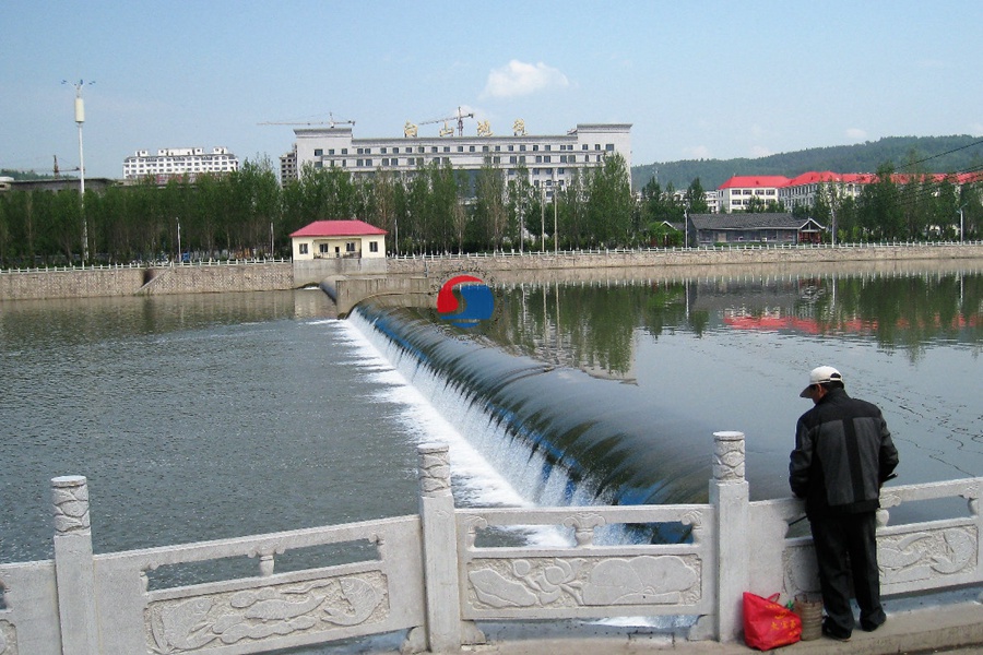 壩長(zhǎng)140m，壩高2.5m，枕式充水橡膠壩